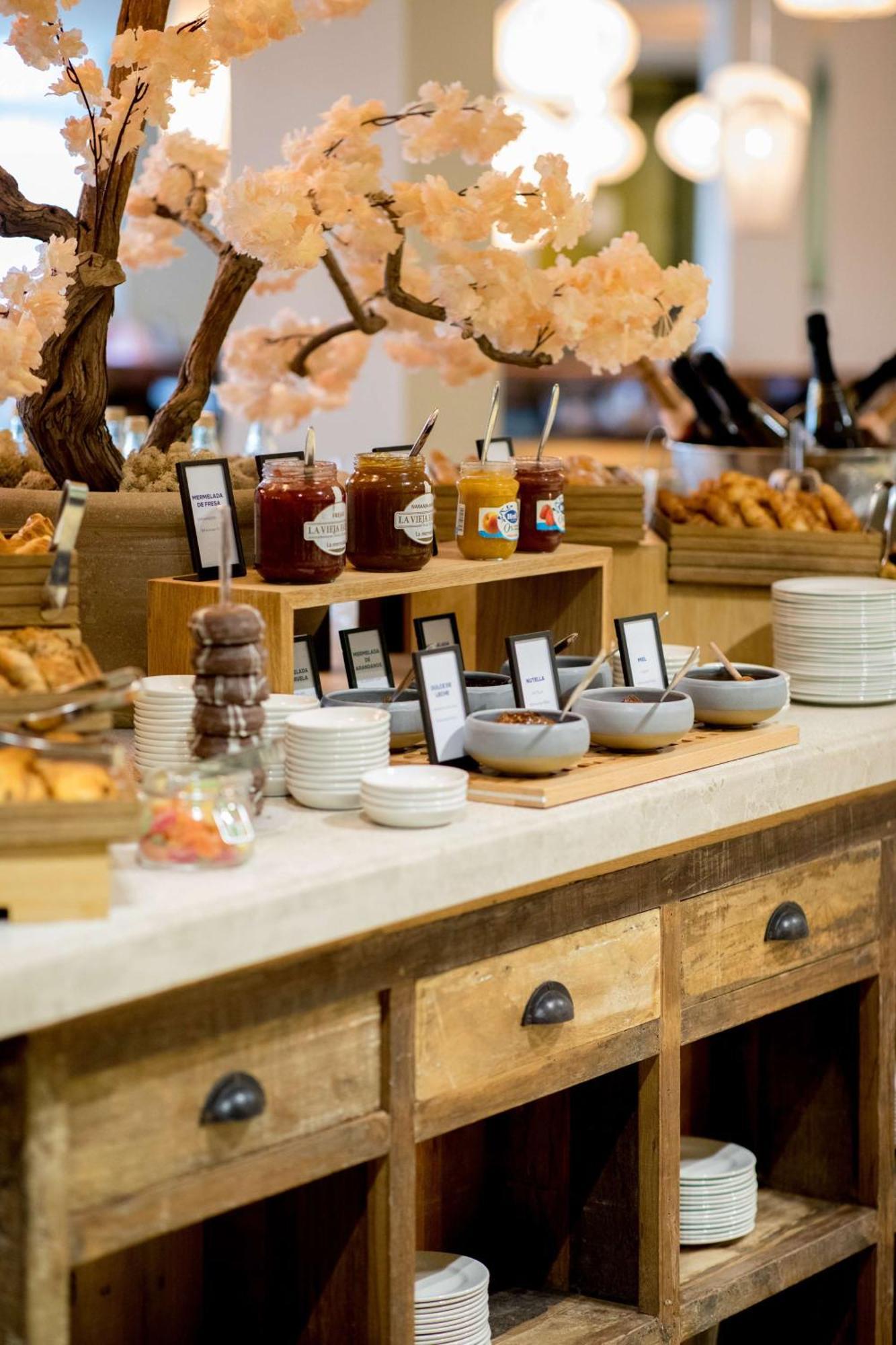 Hilton Mallorca Galatzo Παγκουέρα Εξωτερικό φωτογραφία A selection of jams and honey at a buffet